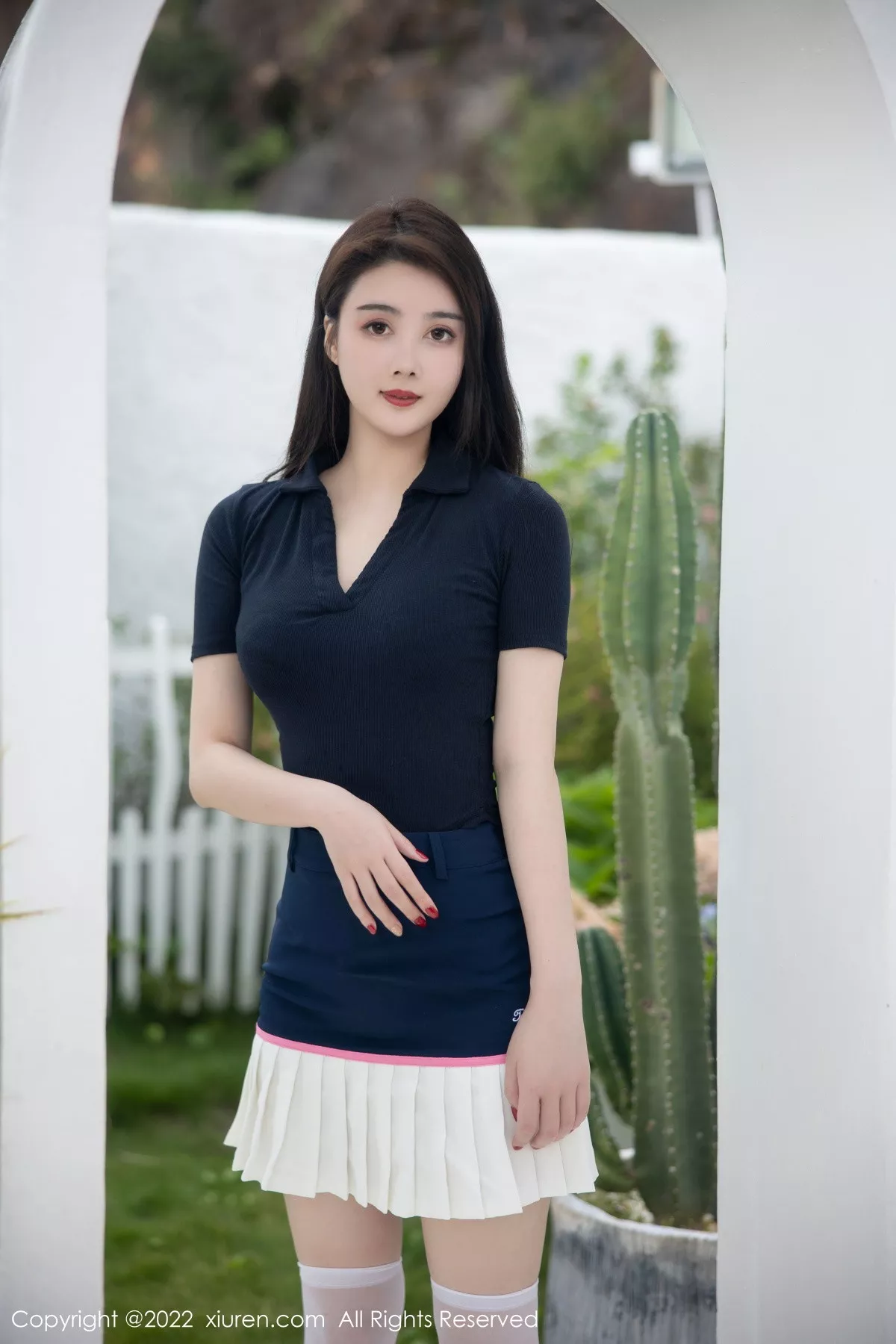 XiuRen第5870期_模特Summer宝宝深色上衣配白短裙露性感粉色蕾丝内衣诱惑写真54P