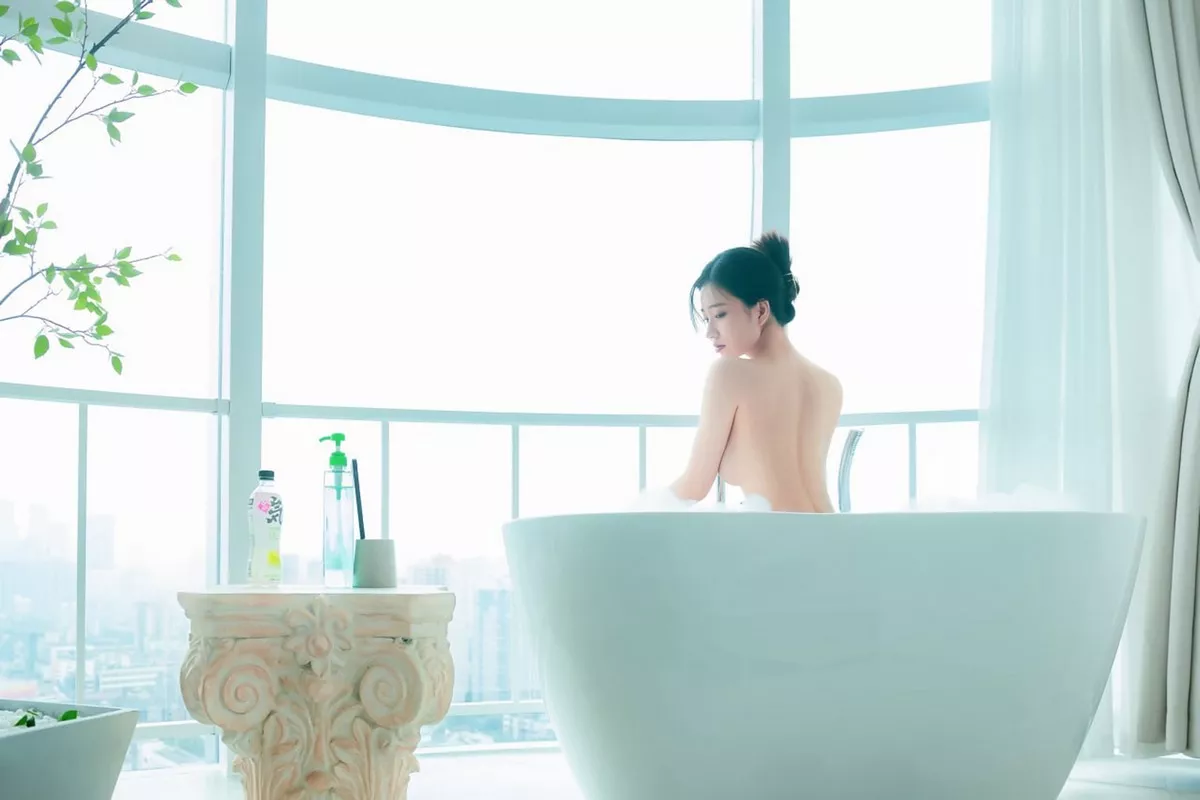 网络美女年年Nnian爱心泡泡主题私房浴室大尺度全果泡泡浴秀火辣身材诱惑写真25P