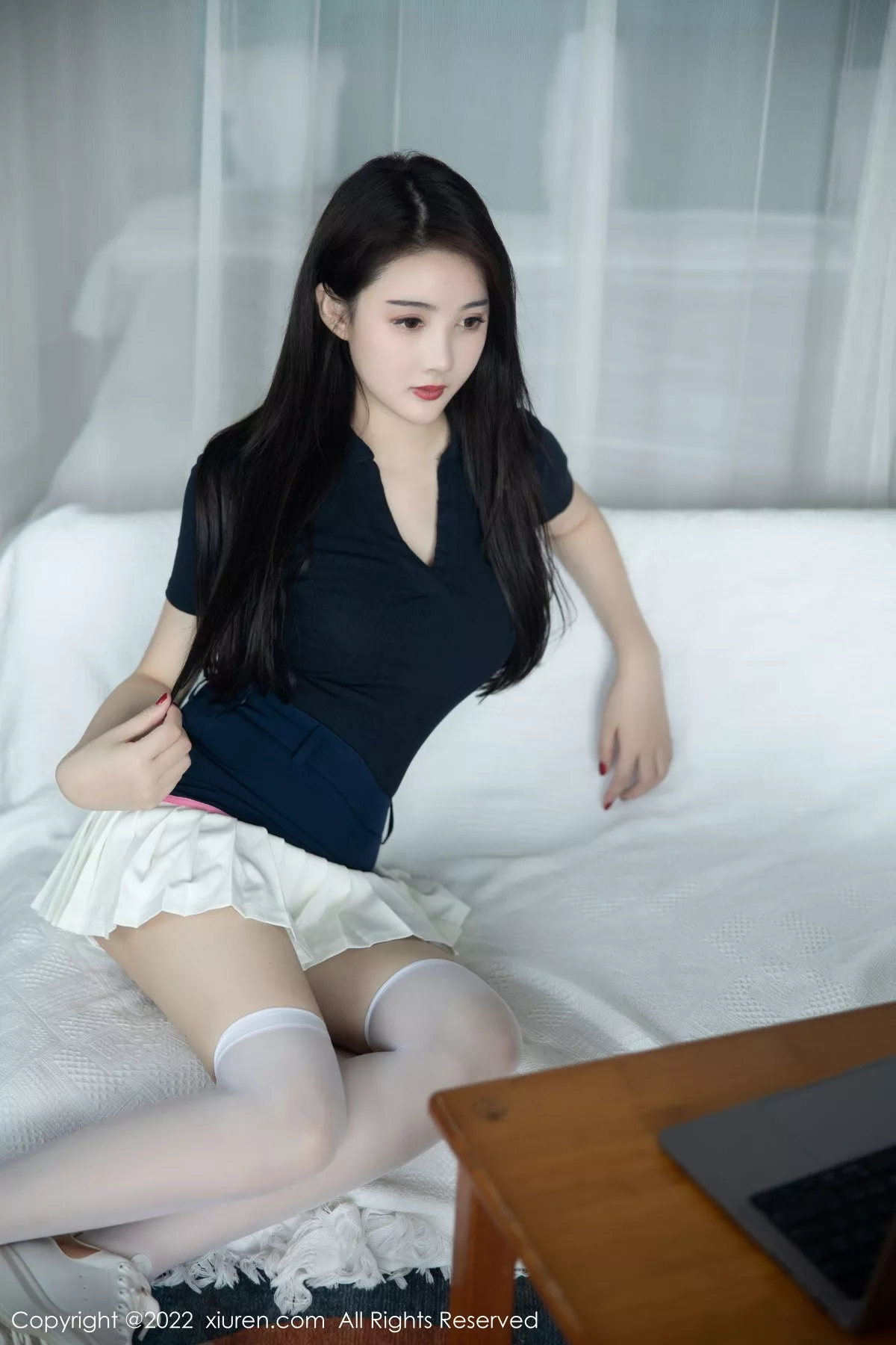 XiuRen第5870期_模特Summer宝宝深色上衣配白短裙露性感粉色蕾丝内衣诱惑写真54P