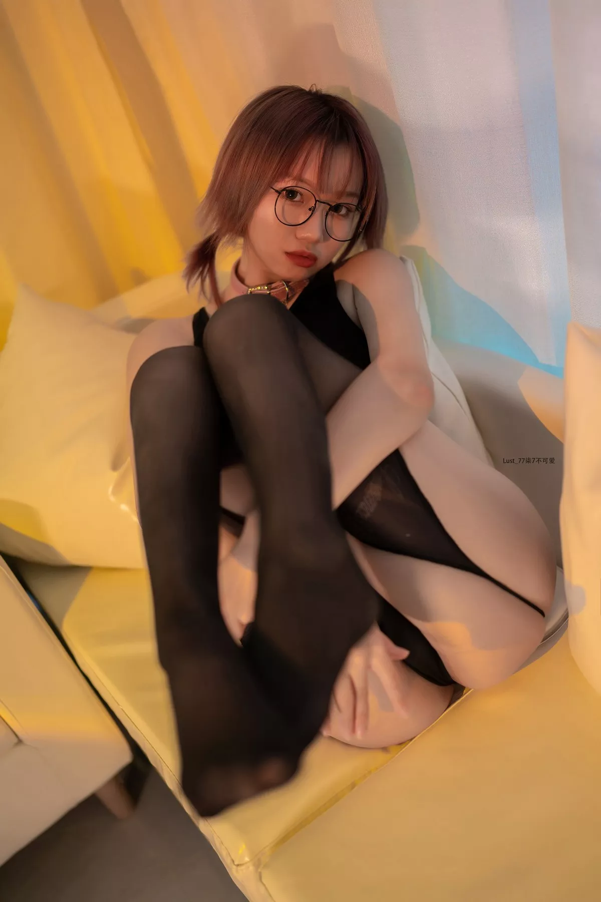 动漫博主柒柒要乖哦竞泳水着主题黑色连体泳衣配黑丝吊袜秀完美身材诱惑写真82P