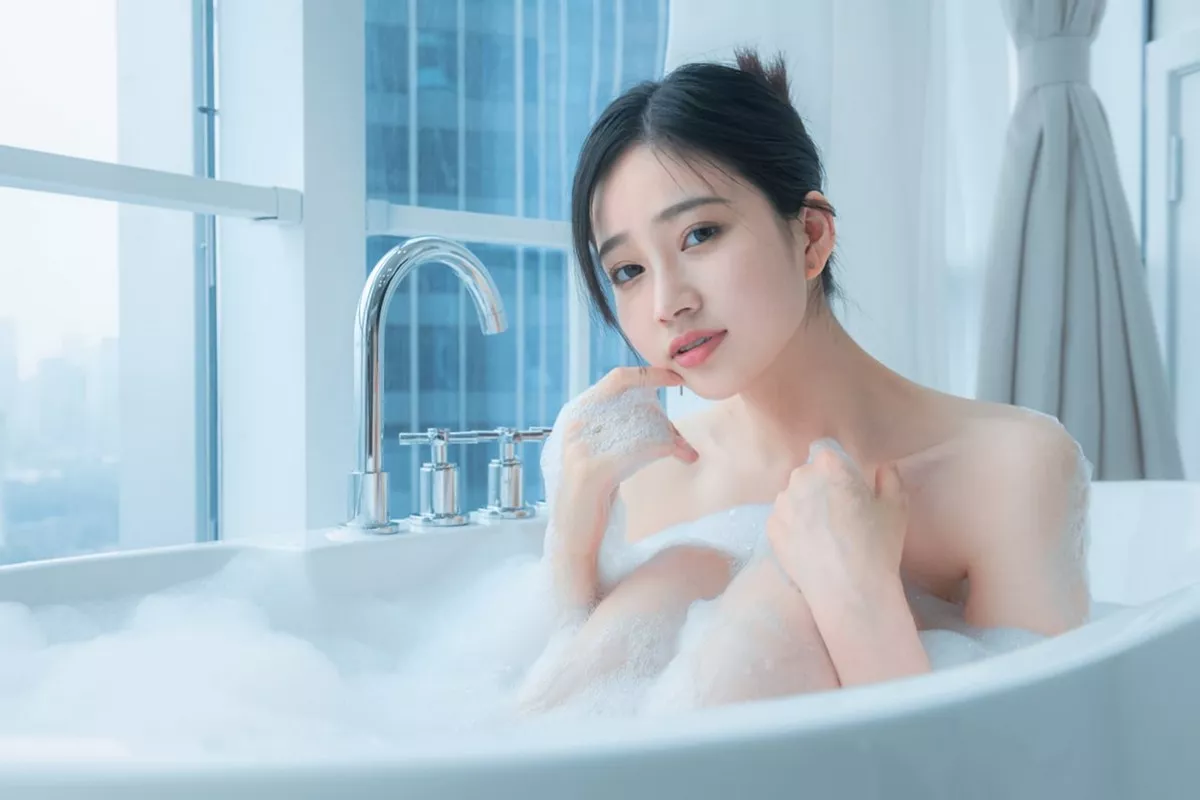 网络美女年年Nnian爱心泡泡主题私房浴室大尺度全果泡泡浴秀火辣身材诱惑写真25P