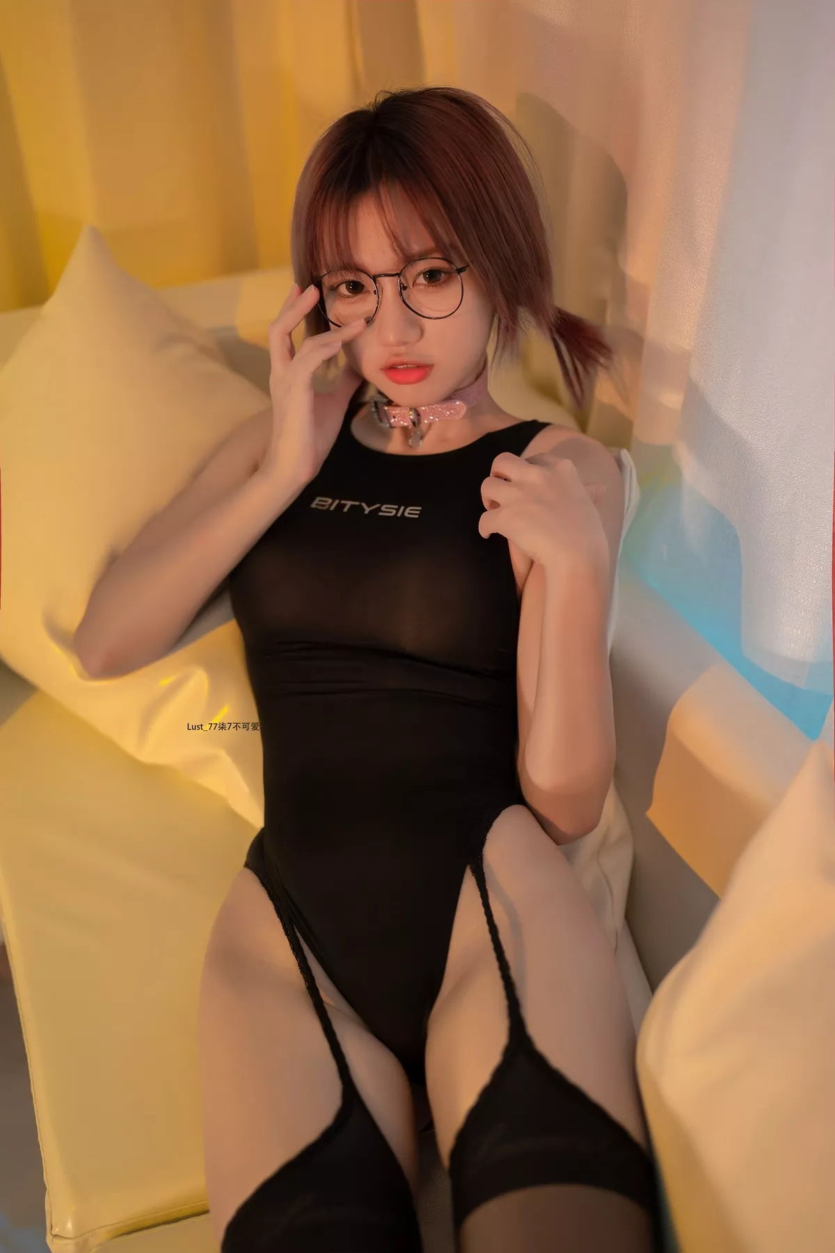 动漫博主柒柒要乖哦竞泳水着主题黑色连体泳衣配黑丝吊袜秀完美身材诱惑写真82P