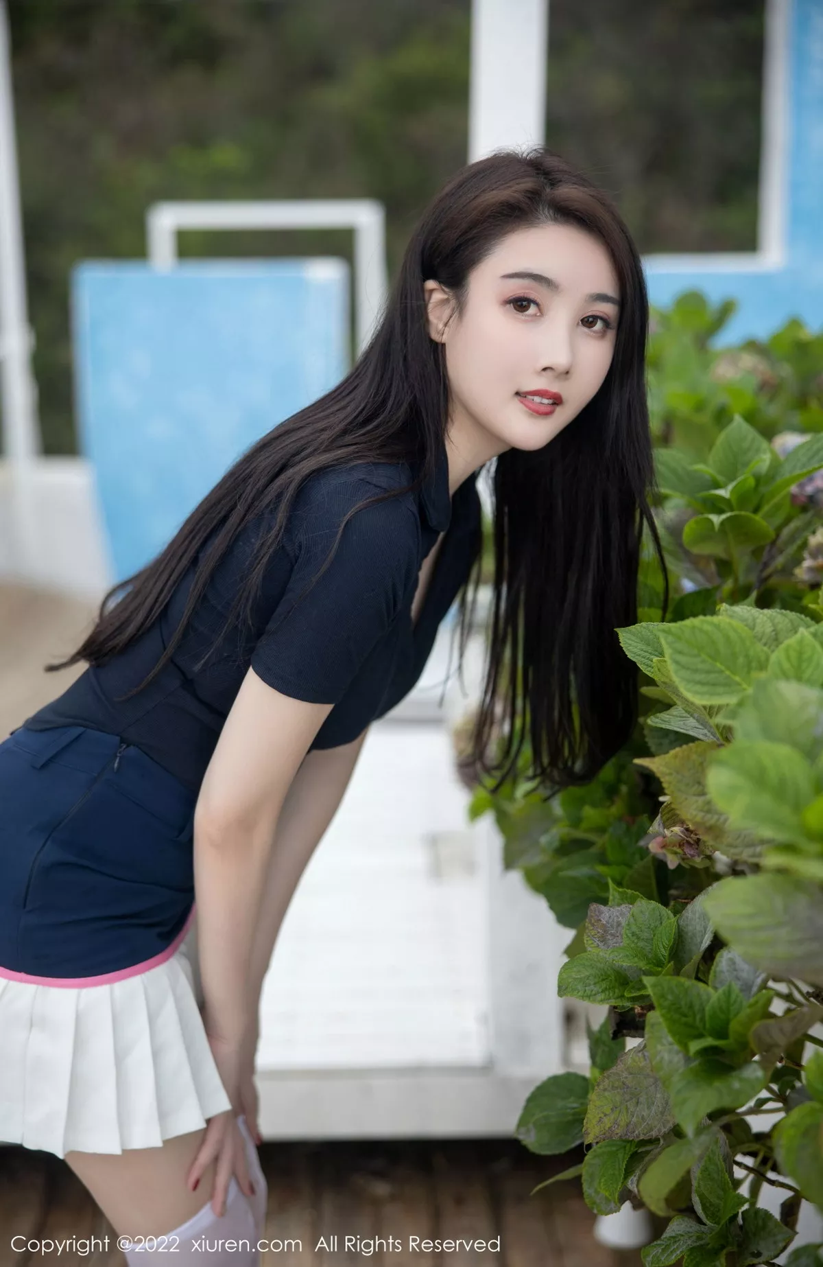 XiuRen第5870期_模特Summer宝宝深色上衣配白短裙露性感粉色蕾丝内衣诱惑写真54P