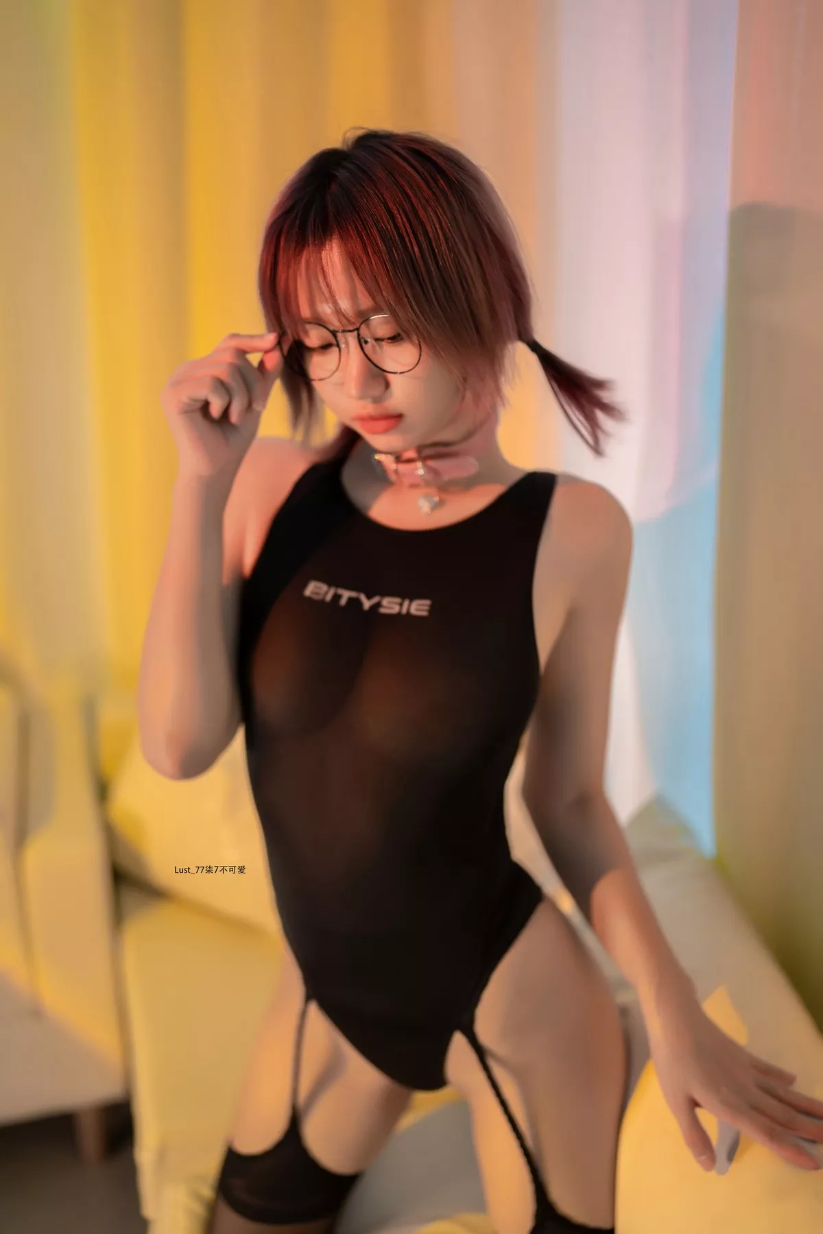 动漫博主柒柒要乖哦竞泳水着主题黑色连体泳衣配黑丝吊袜秀完美身材诱惑写真82P