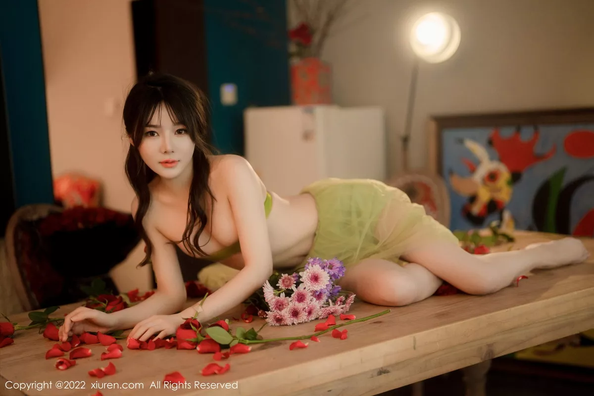 XiuRen第5875期_模特婠婠么私房性感淡绿色连衣裙秀曼妙身姿白嫩美腿诱惑写真85P