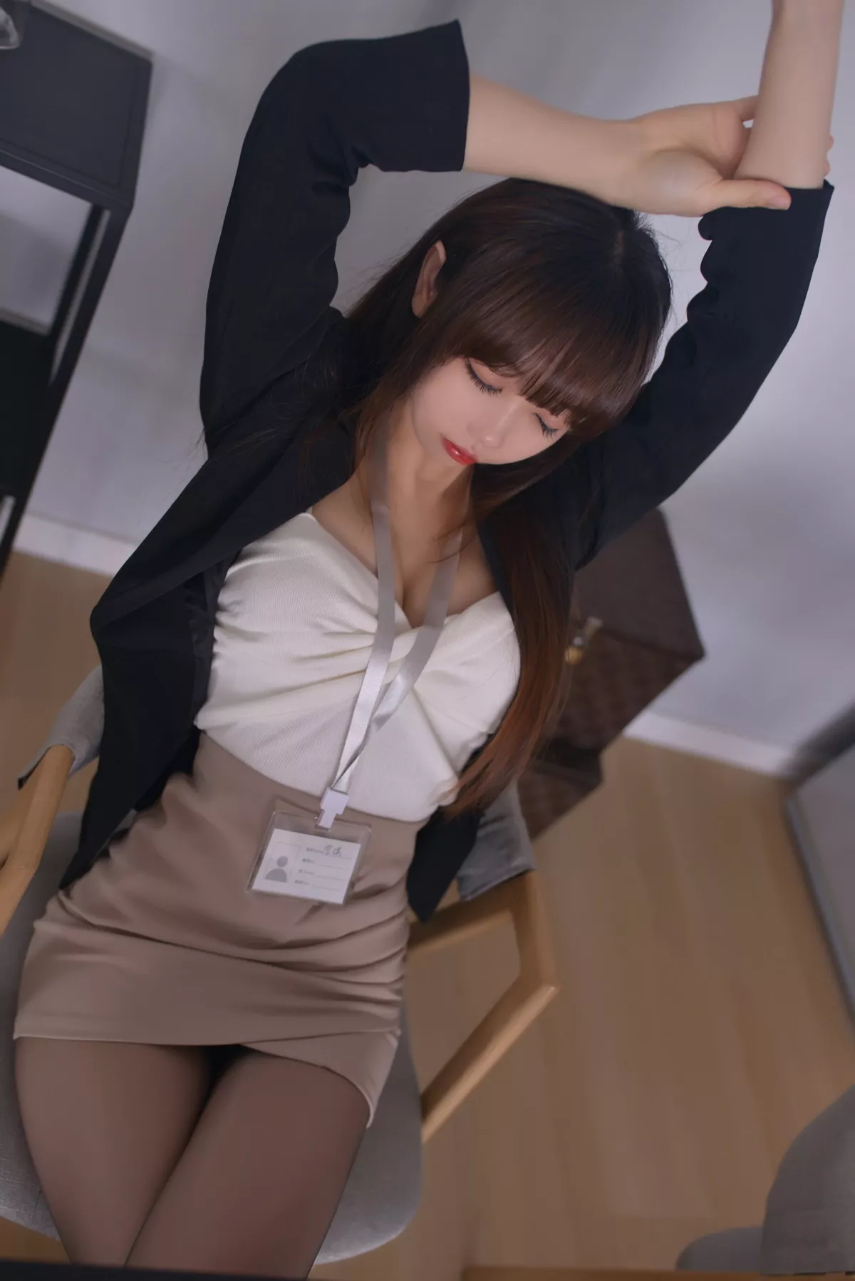Cos小姐姐雪琪OL后辈出差第一天主题性感制服短裙配超薄黑丝秀美腿迷人写真47P