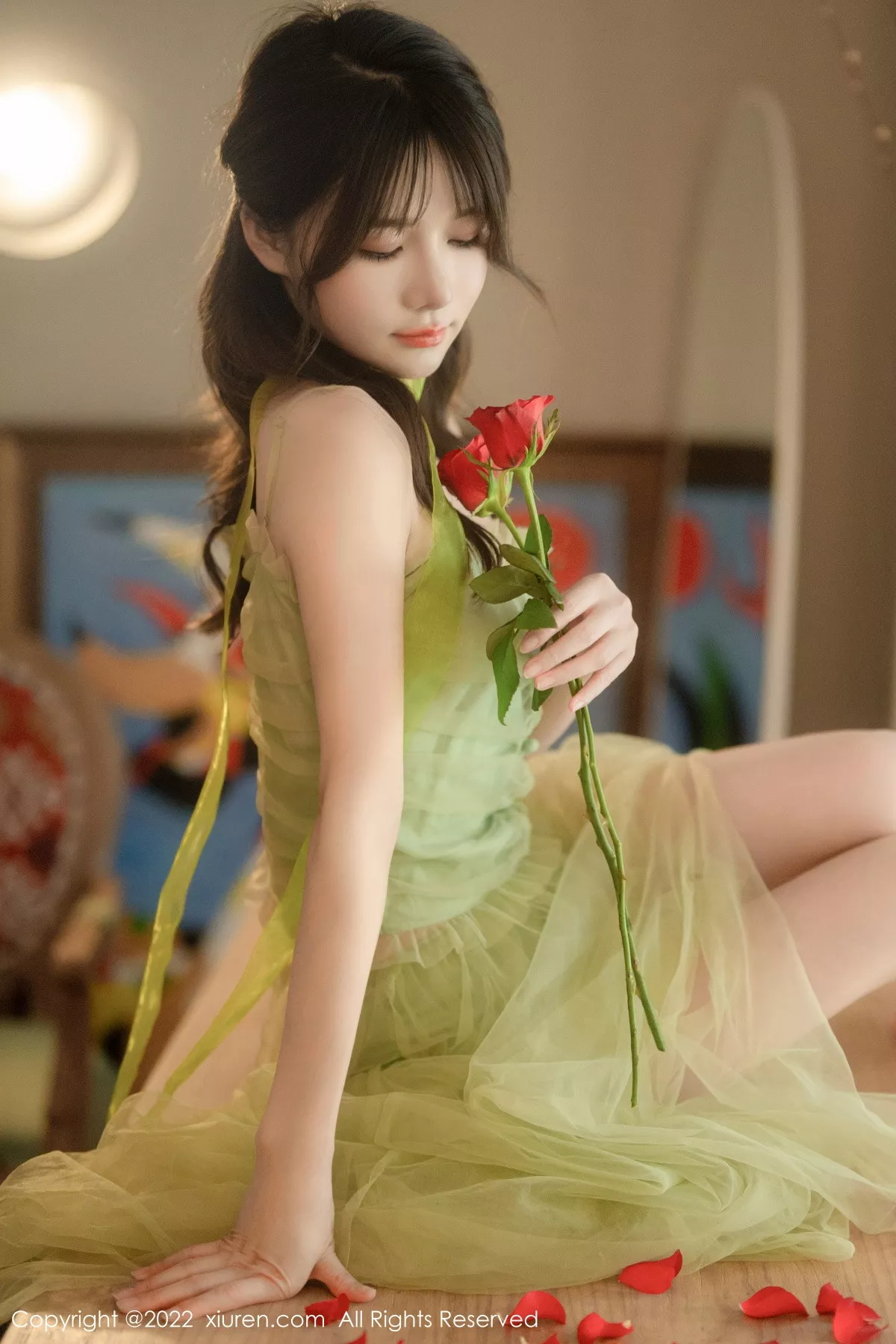 XiuRen第5875期_模特婠婠么私房性感淡绿色连衣裙秀曼妙身姿白嫩美腿诱惑写真85P