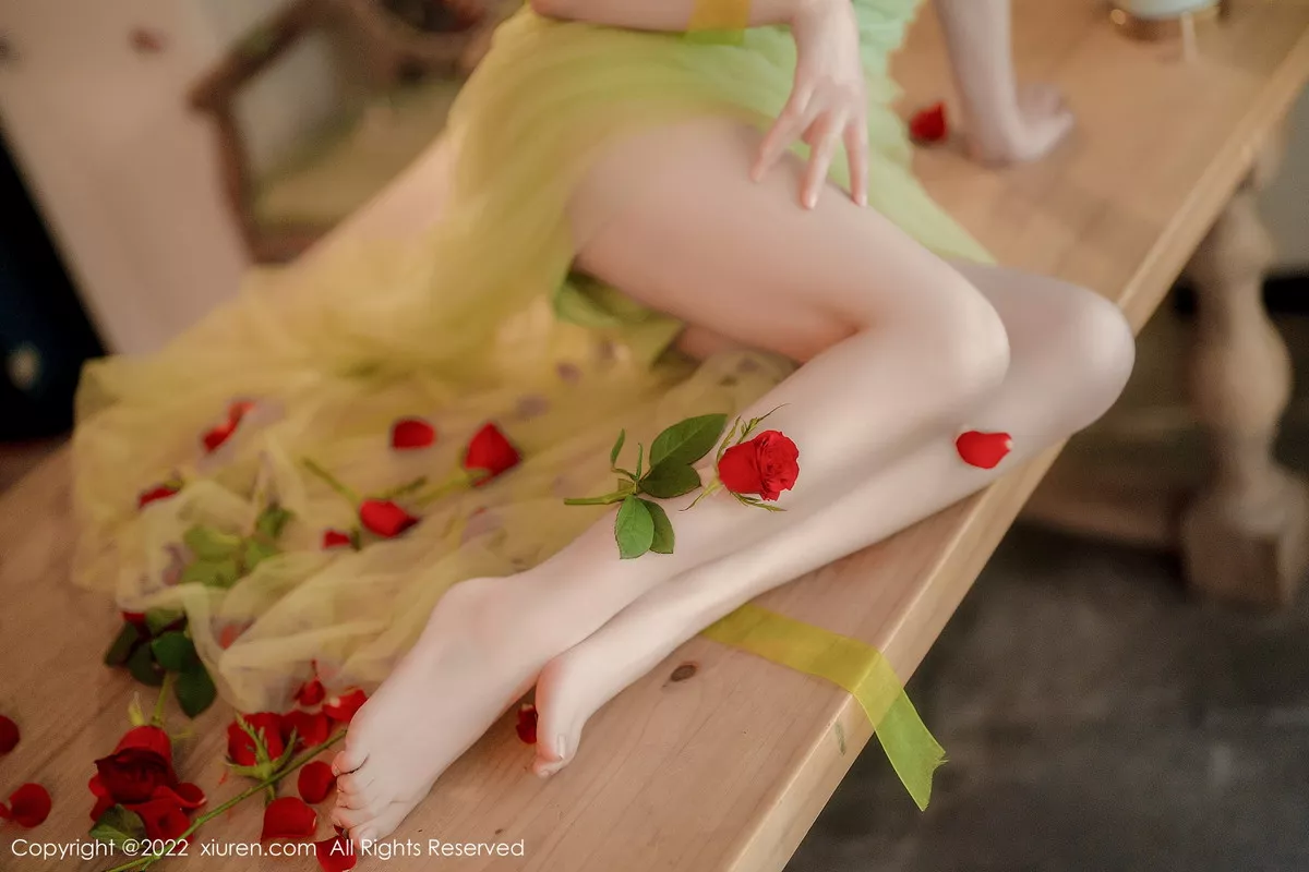 XiuRen第5875期_模特婠婠么私房性感淡绿色连衣裙秀曼妙身姿白嫩美腿诱惑写真85P