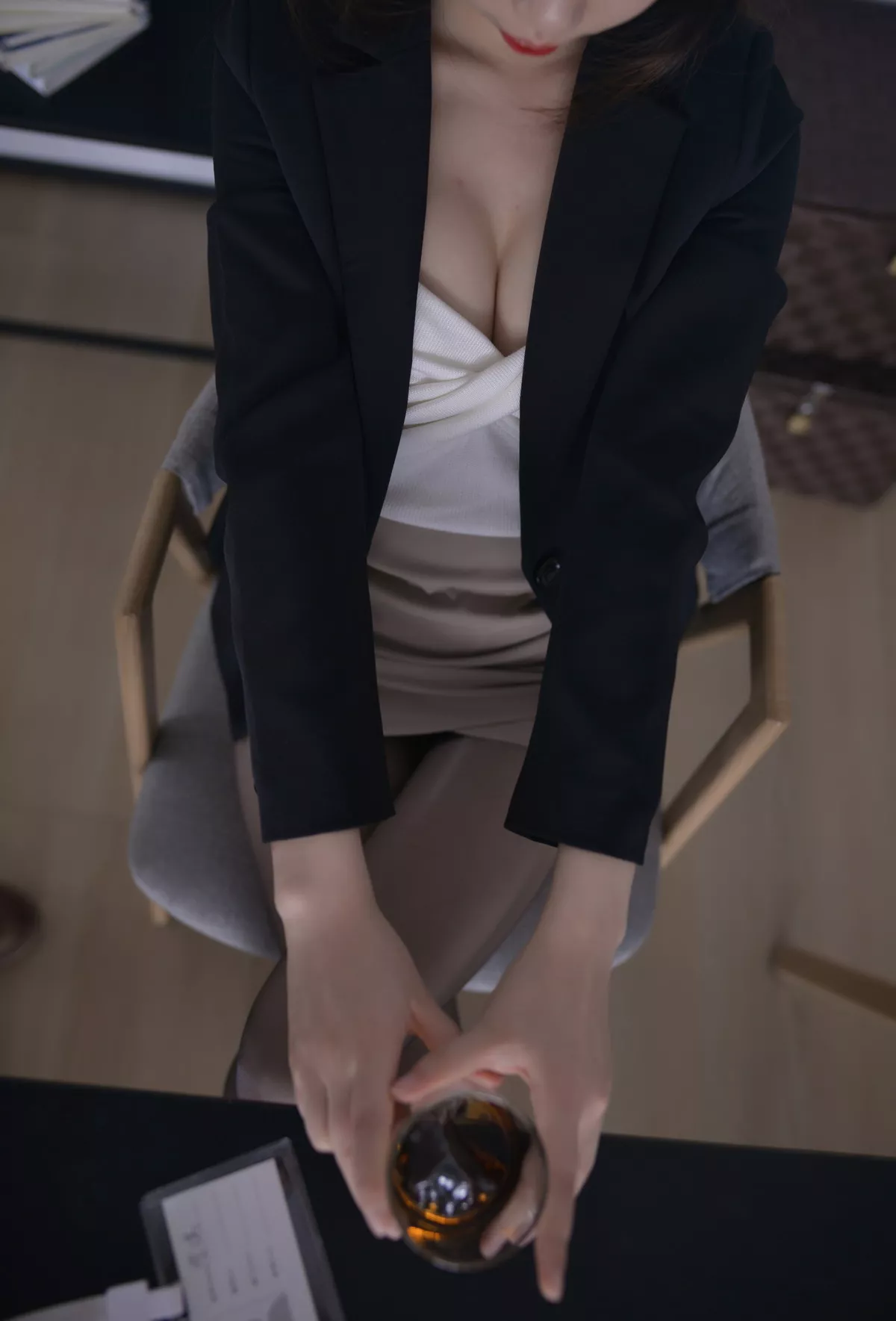 Cos小姐姐雪琪OL后辈出差第一天主题性感制服短裙配超薄黑丝秀美腿迷人写真47P