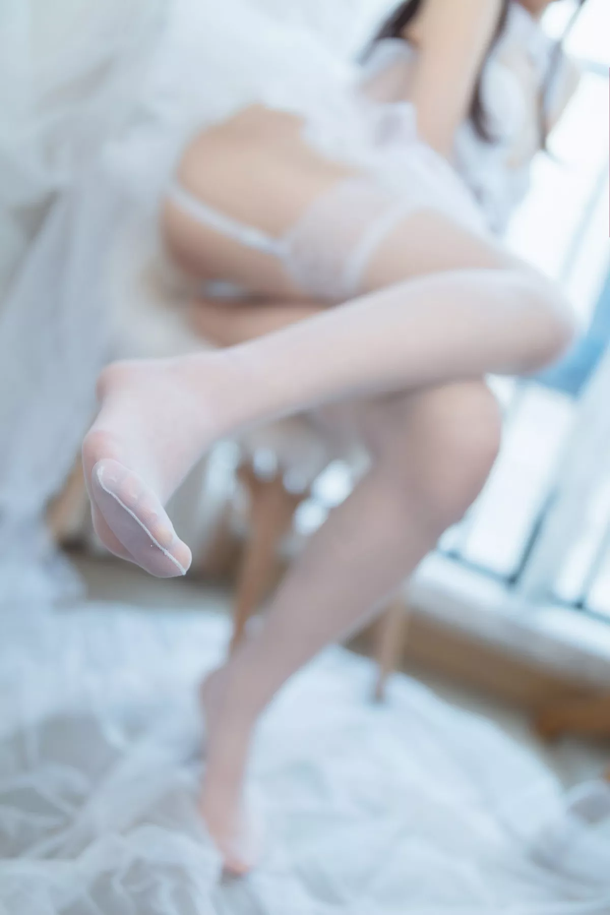动漫博主封疆疆v腿子主题不露脸系列性感黑白色丝袜秀翘臀美腿迷人诱惑写真50P