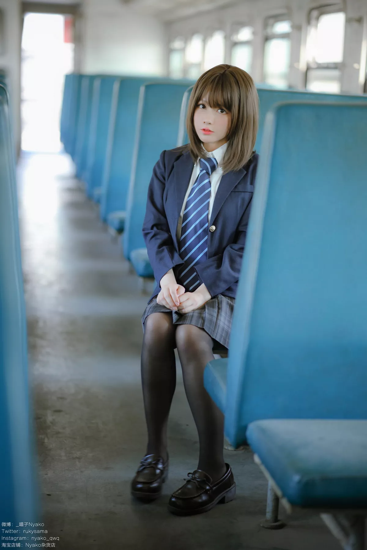 网络美女Nyako喵子火车JK主题性感JK制服半脱露傲人豪乳遮点极致诱惑写真80P
