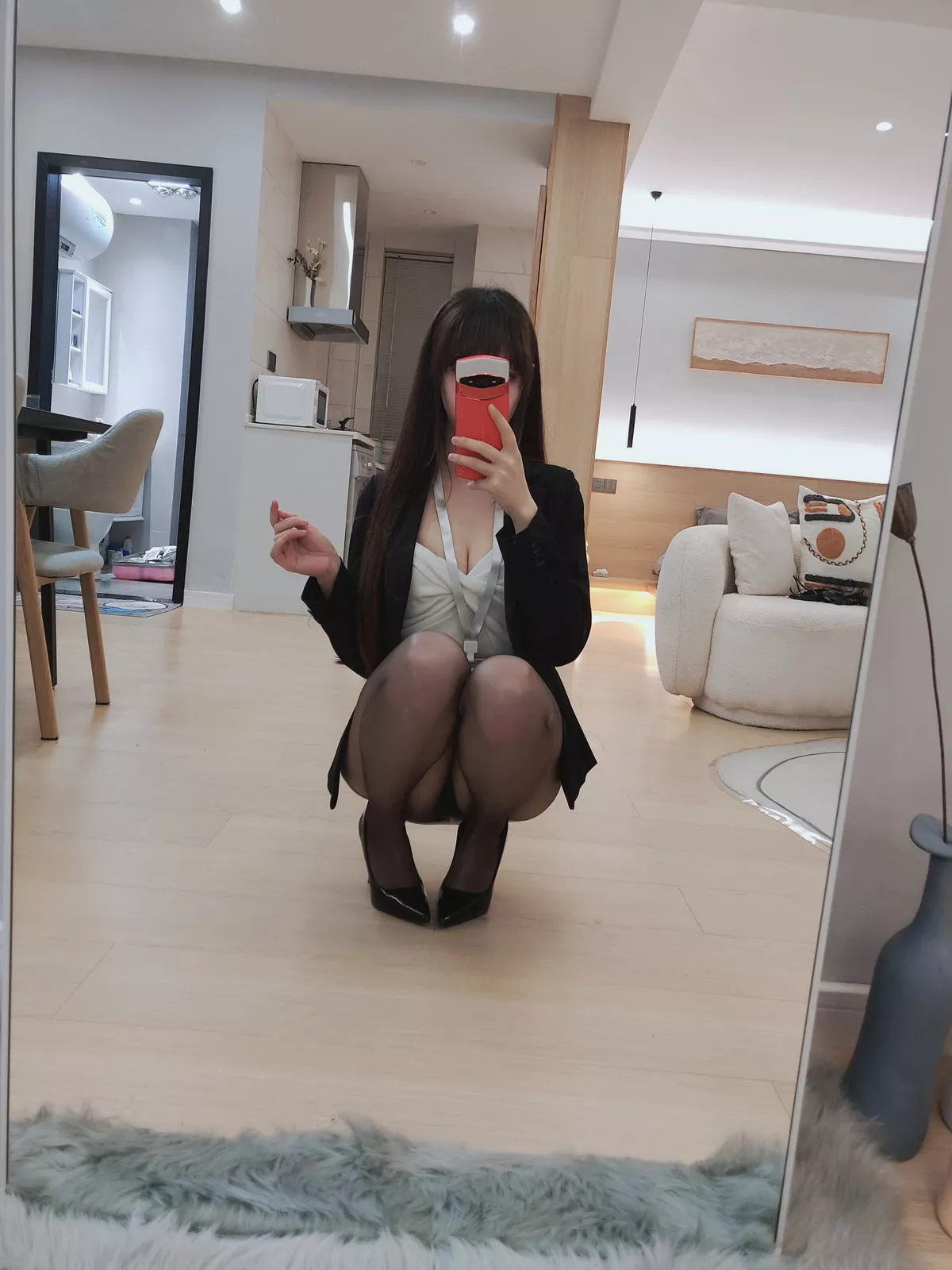 Cos小姐姐雪琪OL后辈出差第一天主题性感制服短裙配超薄黑丝秀美腿迷人写真47P