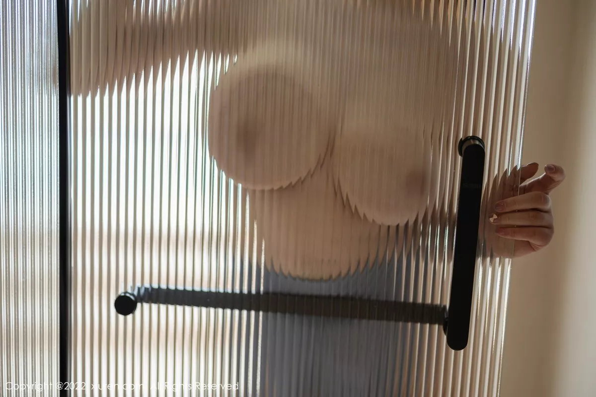 XiuRen第5878期_女神妲己_Toxic心愿旅拍蓝色高开叉服秀丰乳肥臀撩人诱惑写真72P