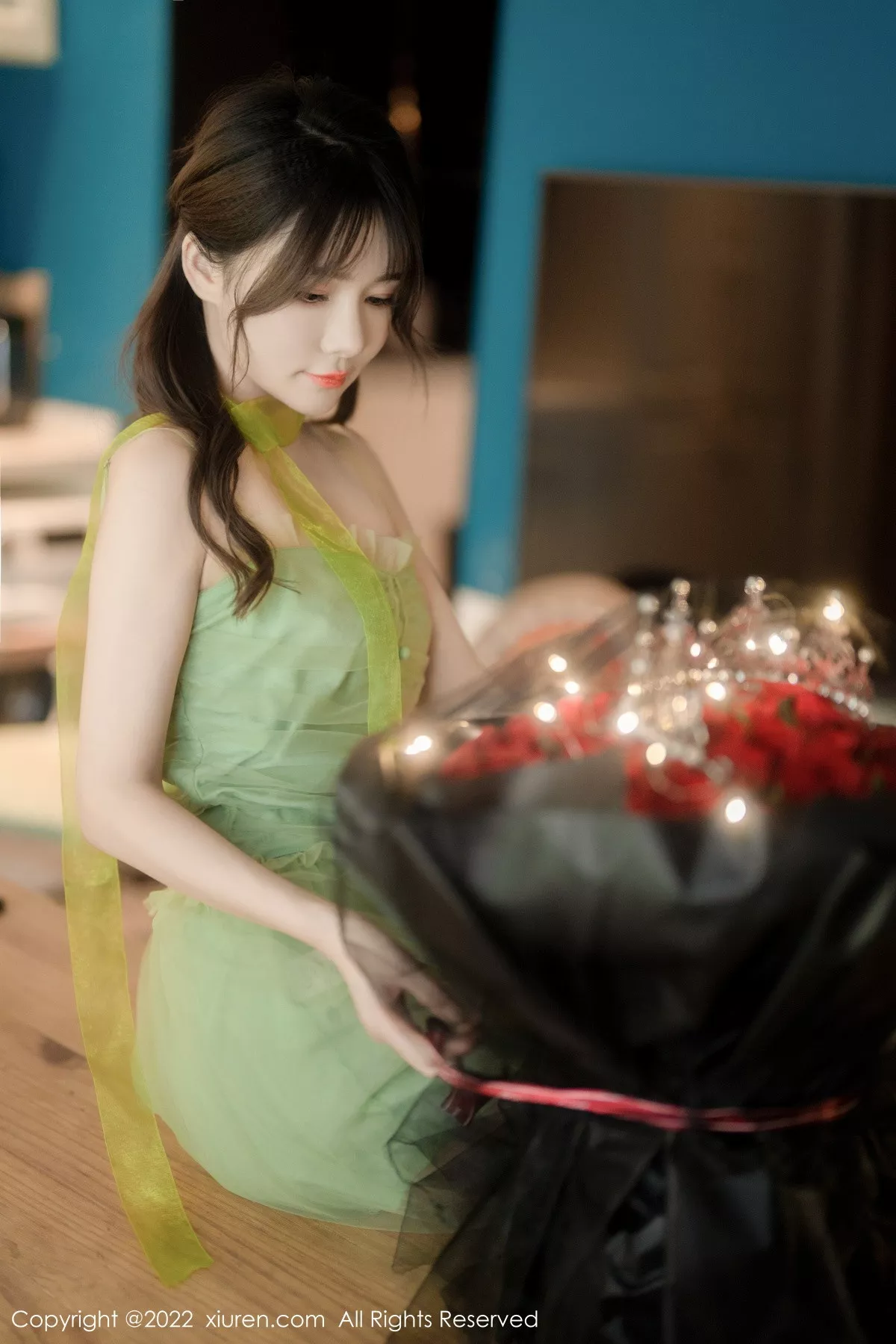 XiuRen第5875期_模特婠婠么私房性感淡绿色连衣裙秀曼妙身姿白嫩美腿诱惑写真85P