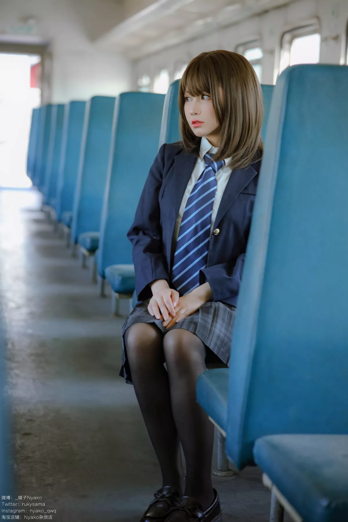 网络美女Nyako喵子火车JK主题性感JK制服半脱露傲人豪乳遮点极致诱惑写真80P