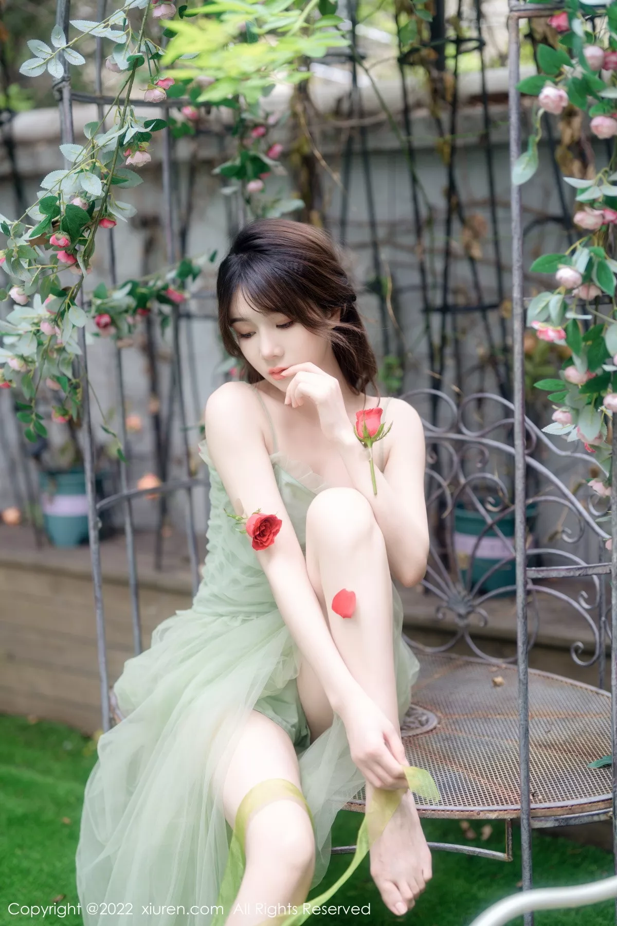 XiuRen第5875期_模特婠婠么私房性感淡绿色连衣裙秀曼妙身姿白嫩美腿诱惑写真85P