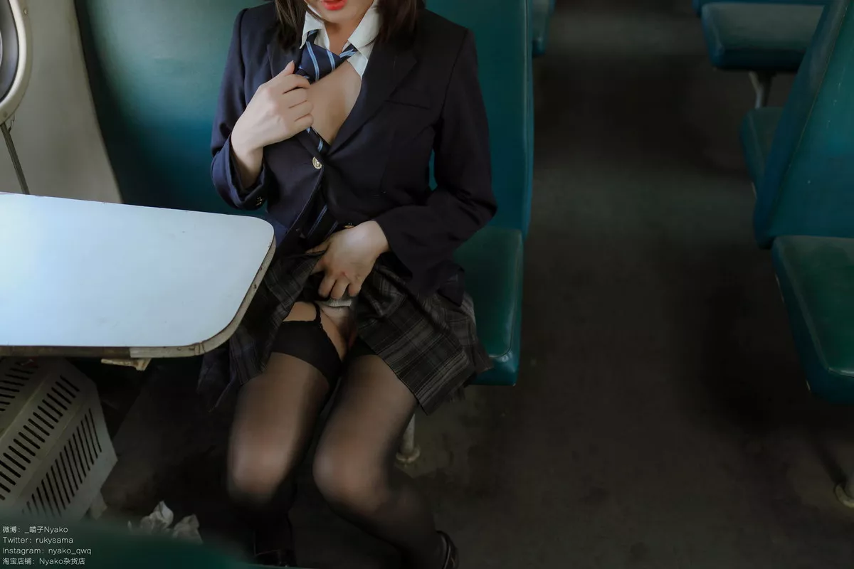 网络美女Nyako喵子火车JK主题性感JK制服半脱露傲人豪乳遮点极致诱惑写真80P