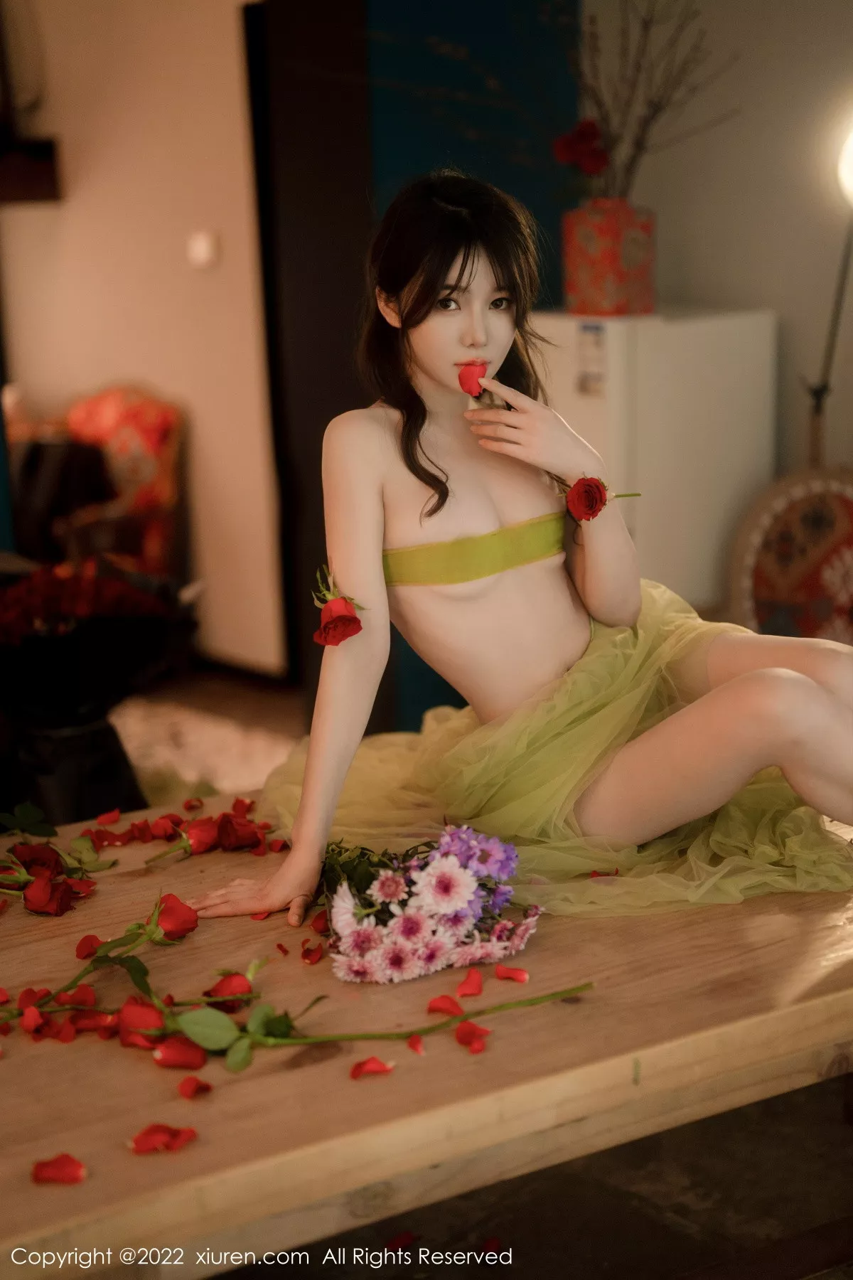 XiuRen第5875期_模特婠婠么私房性感淡绿色连衣裙秀曼妙身姿白嫩美腿诱惑写真85P