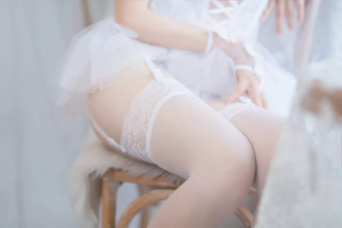 动漫博主封疆疆v腿子主题不露脸系列性感黑白色丝袜秀翘臀美腿迷人诱惑写真50P