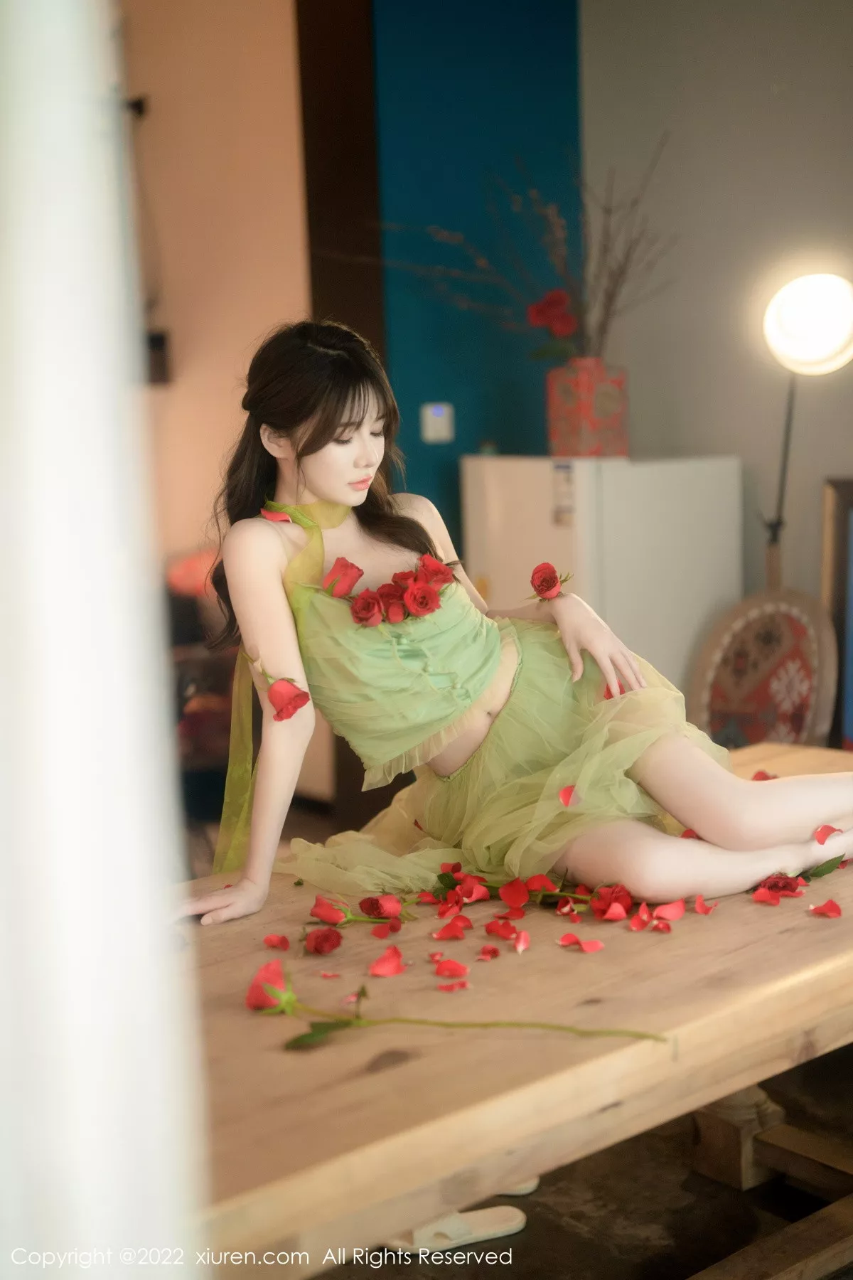 XiuRen第5875期_模特婠婠么私房性感淡绿色连衣裙秀曼妙身姿白嫩美腿诱惑写真85P
