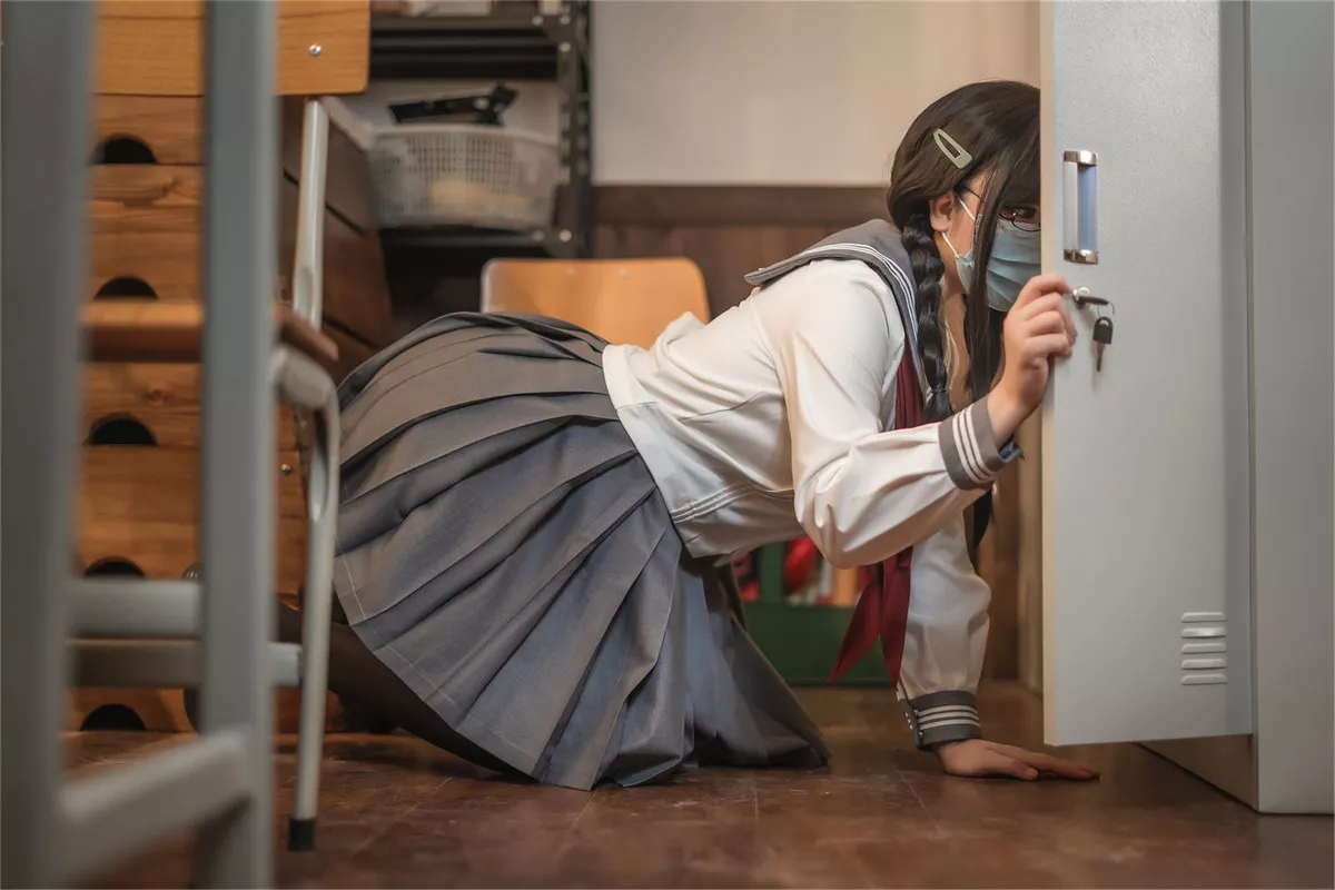 网络美女啊日日_Ganlory放课后风纪主题私房半脱学生制服露性感内衣诱惑写真51P
