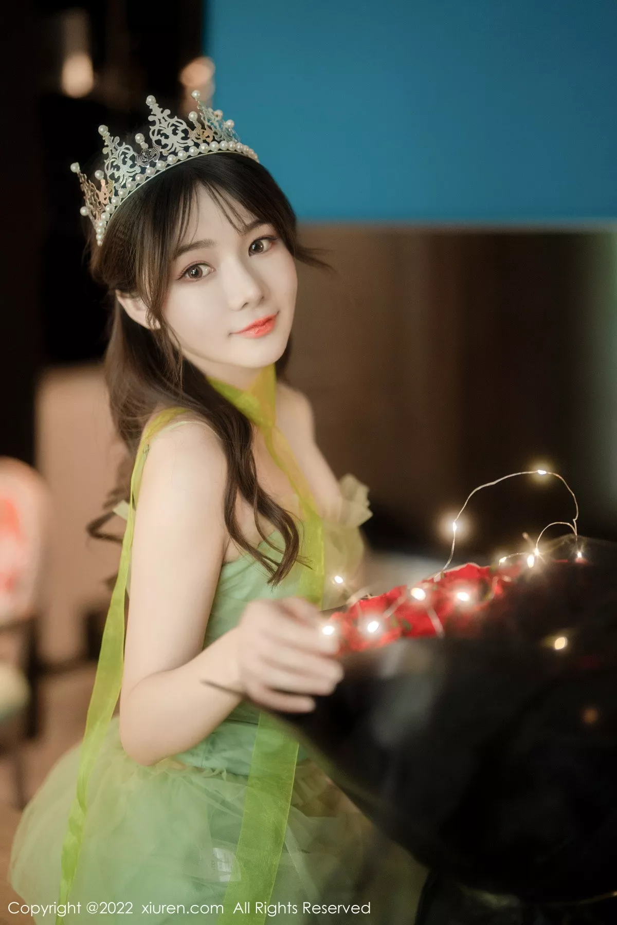 XiuRen第5875期_模特婠婠么私房性感淡绿色连衣裙秀曼妙身姿白嫩美腿诱惑写真85P