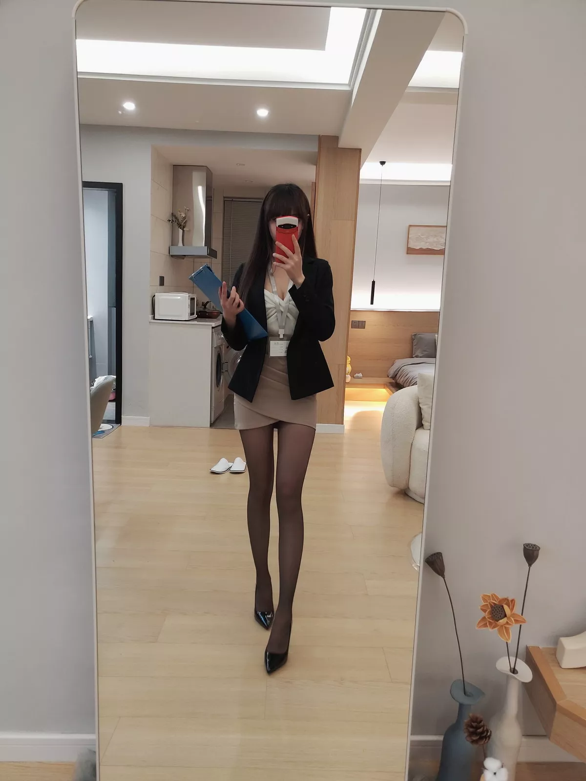 Cos小姐姐雪琪OL后辈出差第一天主题性感制服短裙配超薄黑丝秀美腿迷人写真47P