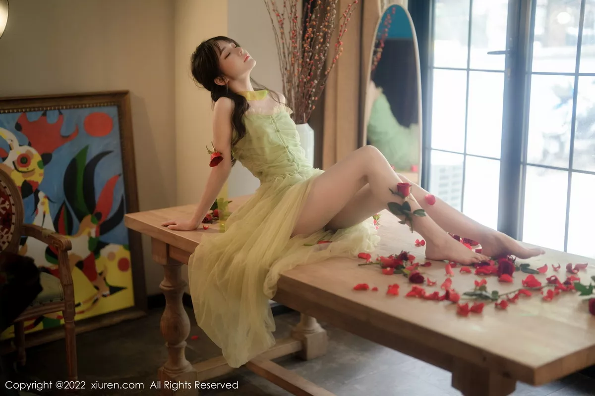 XiuRen第5875期_模特婠婠么私房性感淡绿色连衣裙秀曼妙身姿白嫩美腿诱惑写真85P