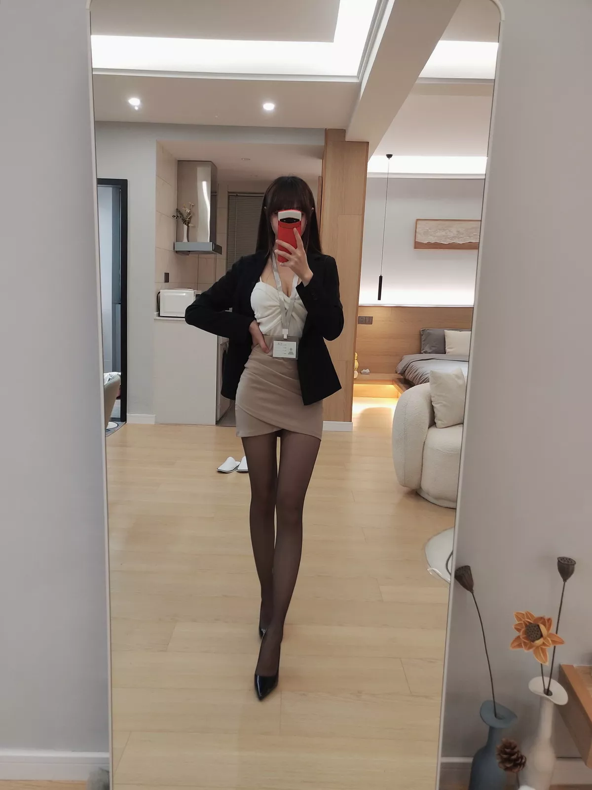 Cos小姐姐雪琪OL后辈出差第一天主题性感制服短裙配超薄黑丝秀美腿迷人写真47P