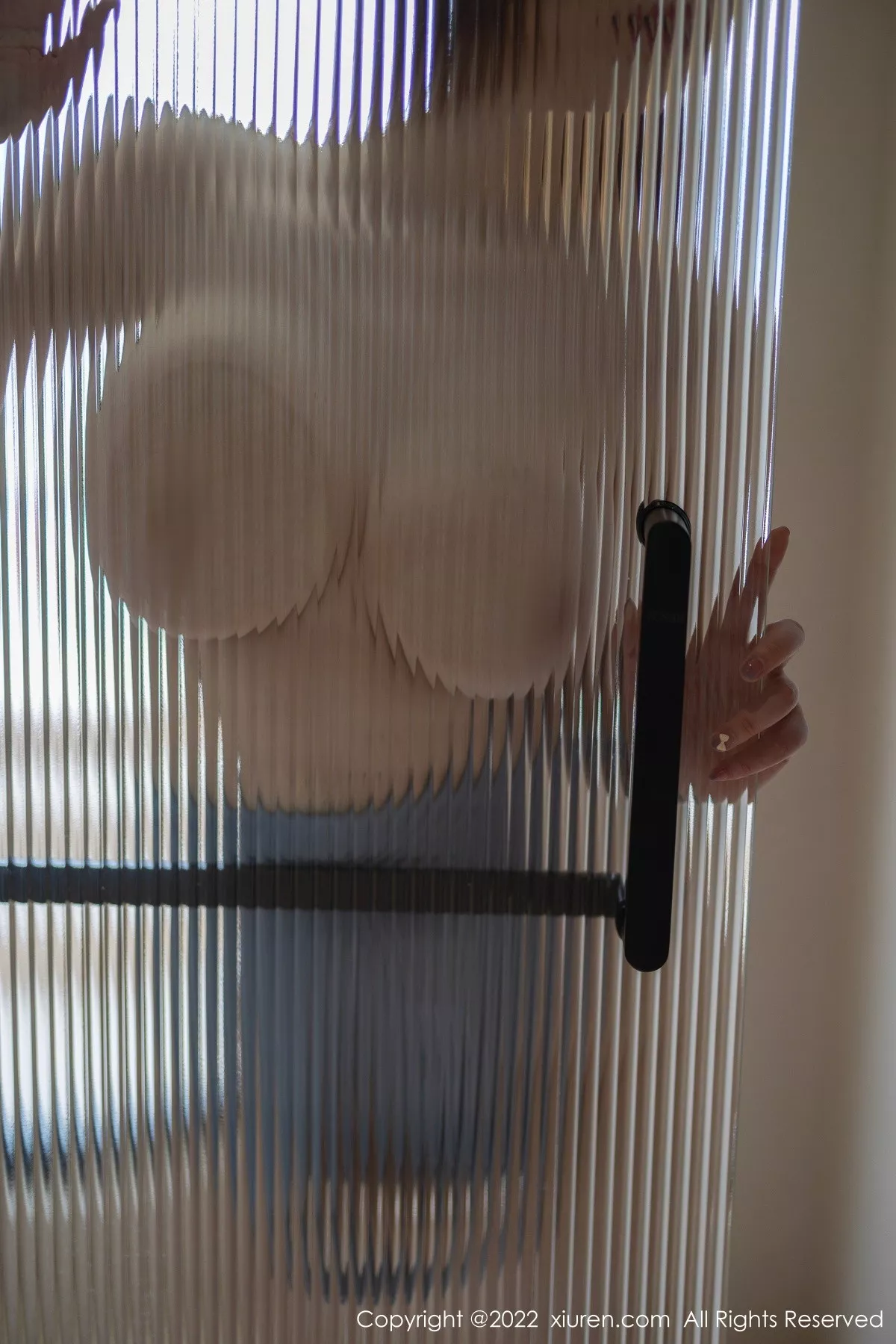 XiuRen第5878期_女神妲己_Toxic心愿旅拍蓝色高开叉服秀丰乳肥臀撩人诱惑写真72P