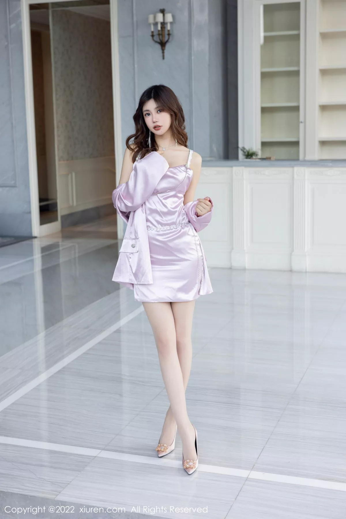 XiuRen第5879期_女神绮里嘉ula性感浅色服饰配超薄无内肉丝秀完美身材诱惑写真81P