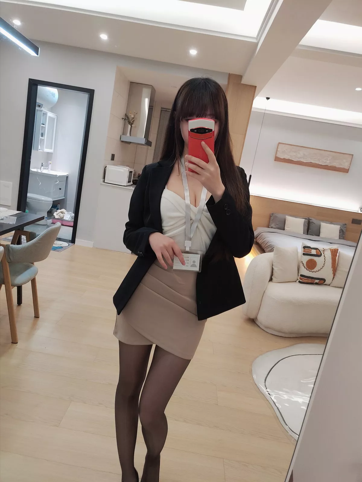 Cos小姐姐雪琪OL后辈出差第一天主题性感制服短裙配超薄黑丝秀美腿迷人写真47P