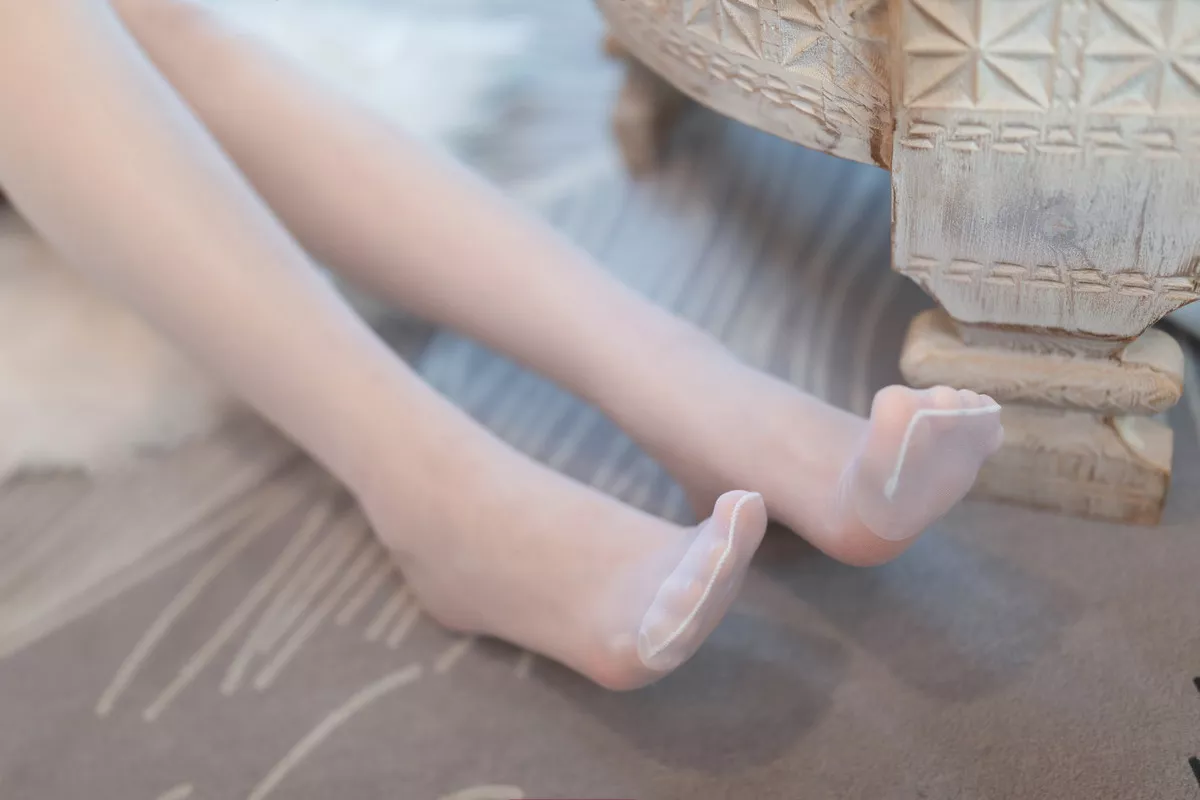 动漫博主封疆疆v腿子主题不露脸系列性感黑白色丝袜秀翘臀美腿迷人诱惑写真50P