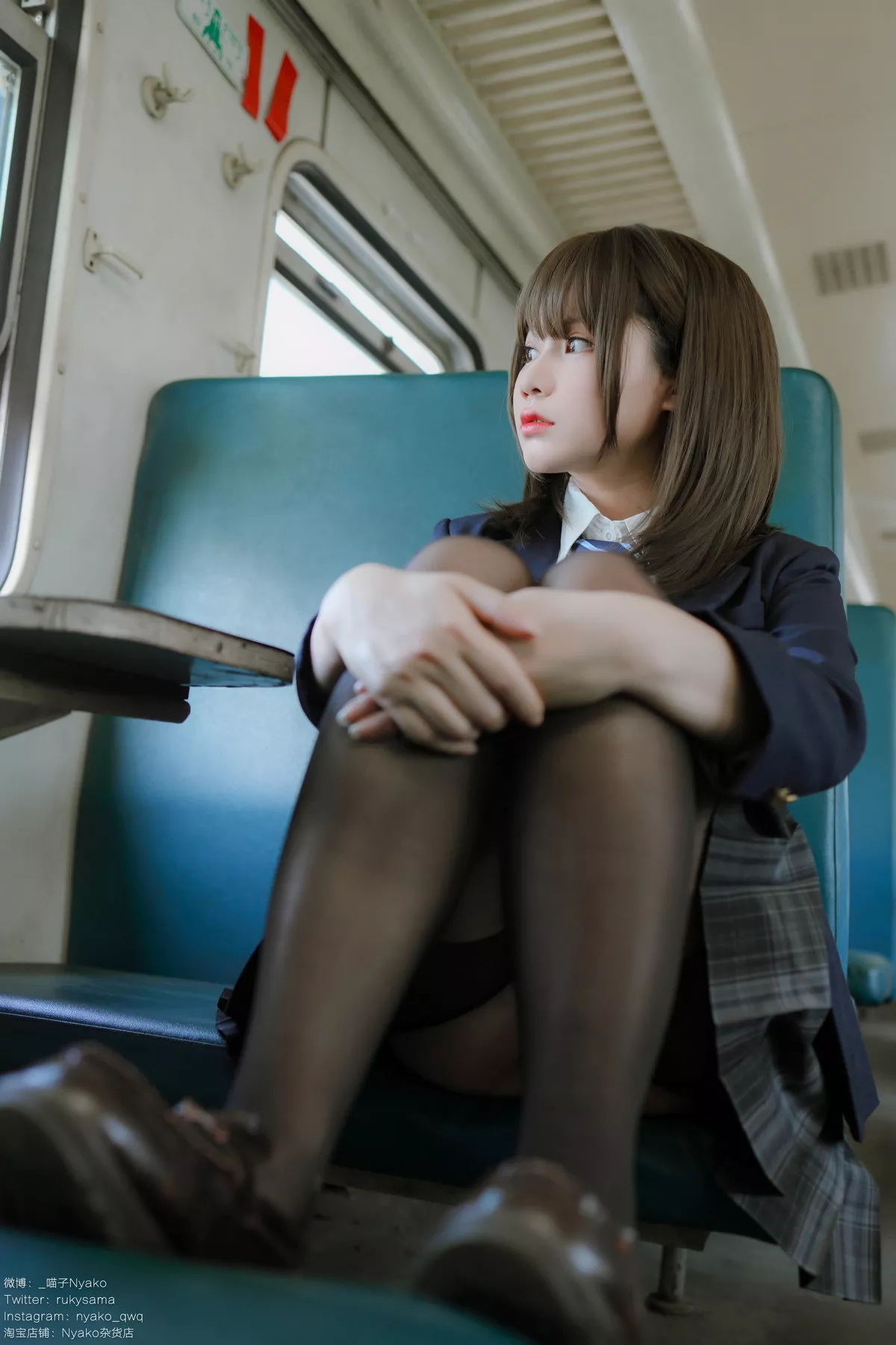 网络美女Nyako喵子火车JK主题性感JK制服半脱露傲人豪乳遮点极致诱惑写真80P