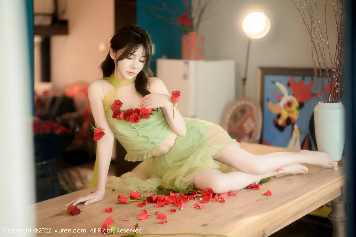 XiuRen第5875期_模特婠婠么私房性感淡绿色连衣裙秀曼妙身姿白嫩美腿诱惑写真85P