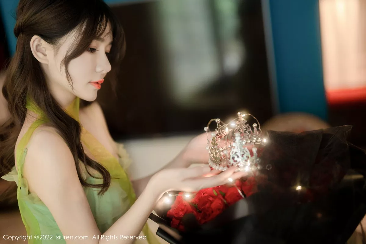 XiuRen第5875期_模特婠婠么私房性感淡绿色连衣裙秀曼妙身姿白嫩美腿诱惑写真85P