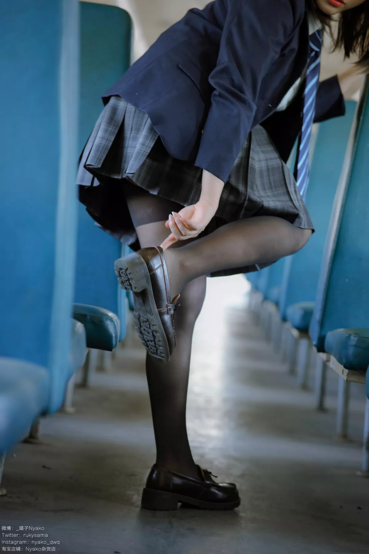 网络美女Nyako喵子火车JK主题性感JK制服半脱露傲人豪乳遮点极致诱惑写真80P