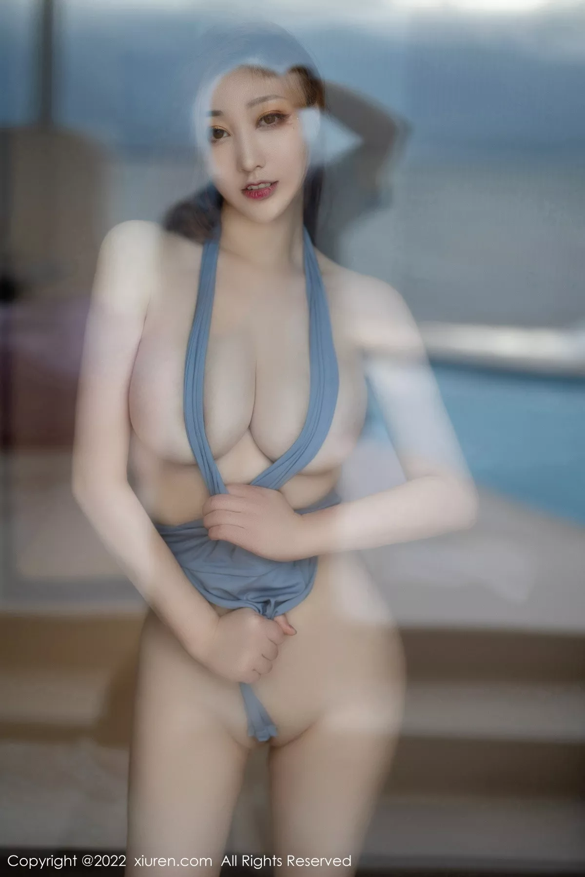 XiuRen第5878期_女神妲己_Toxic心愿旅拍蓝色高开叉服秀丰乳肥臀撩人诱惑写真72P