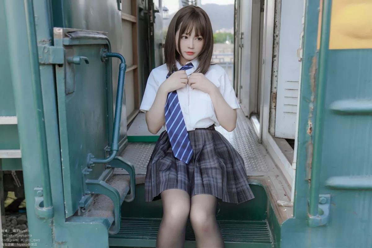 网络美女Nyako喵子火车JK主题性感JK制服半脱露傲人豪乳遮点极致诱惑写真80P