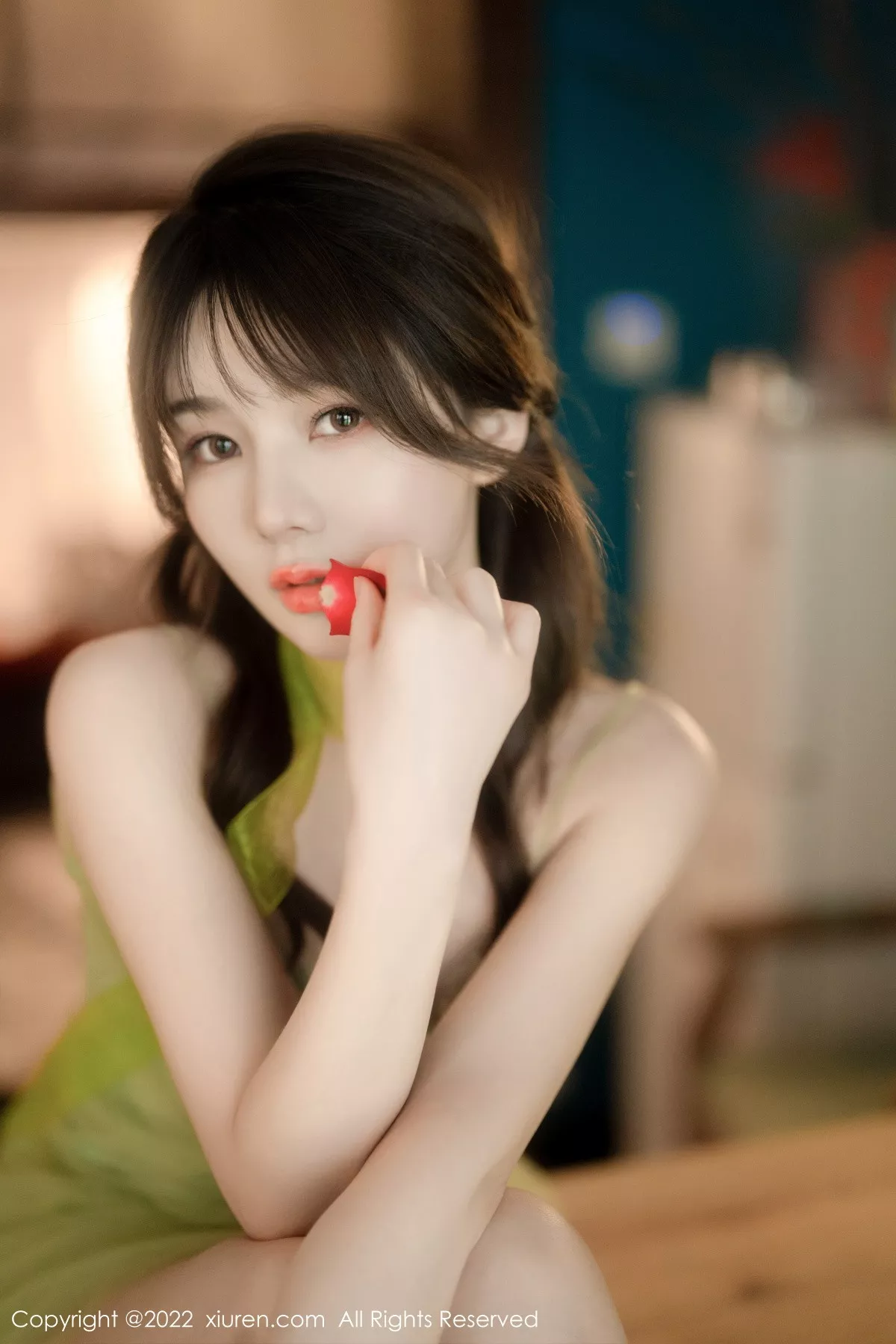 XiuRen第5875期_模特婠婠么私房性感淡绿色连衣裙秀曼妙身姿白嫩美腿诱惑写真85P