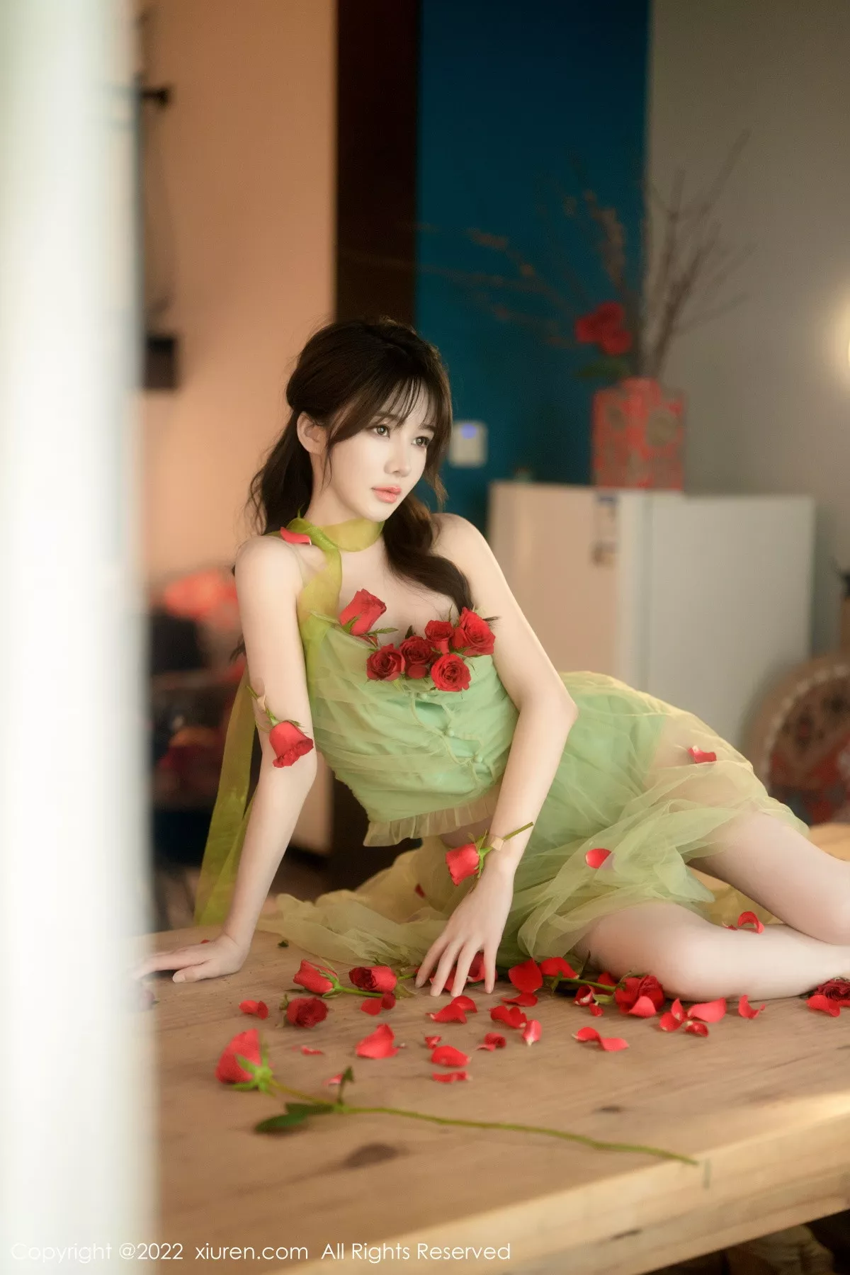 XiuRen第5875期_模特婠婠么私房性感淡绿色连衣裙秀曼妙身姿白嫩美腿诱惑写真85P