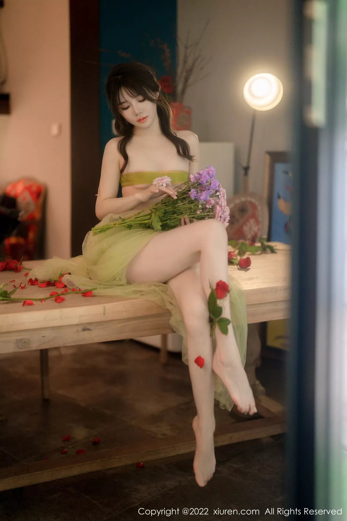 XiuRen第5875期_模特婠婠么私房性感淡绿色连衣裙秀曼妙身姿白嫩美腿诱惑写真85P