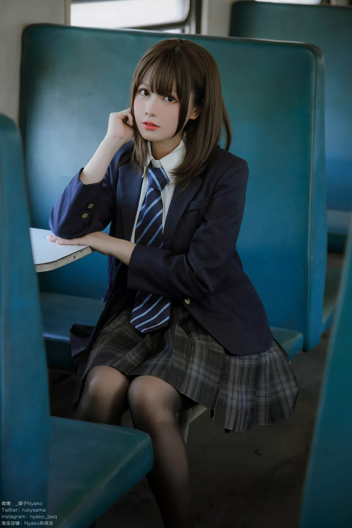 网络美女Nyako喵子火车JK主题性感JK制服半脱露傲人豪乳遮点极致诱惑写真80P