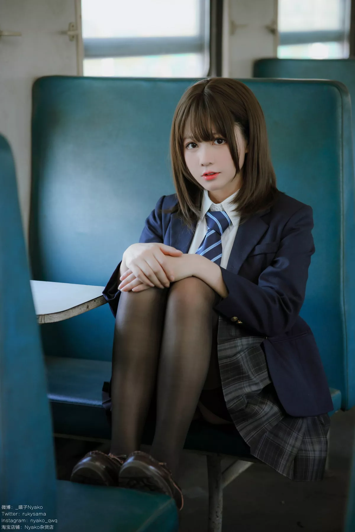 网络美女Nyako喵子火车JK主题性感JK制服半脱露傲人豪乳遮点极致诱惑写真80P