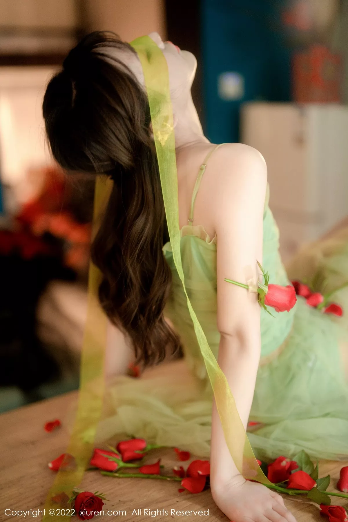 XiuRen第5875期_模特婠婠么私房性感淡绿色连衣裙秀曼妙身姿白嫩美腿诱惑写真85P