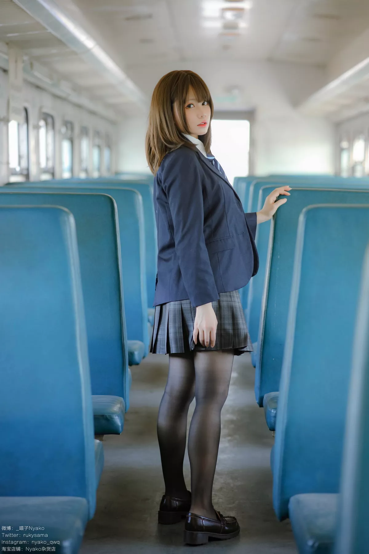 网络美女Nyako喵子火车JK主题性感JK制服半脱露傲人豪乳遮点极致诱惑写真80P