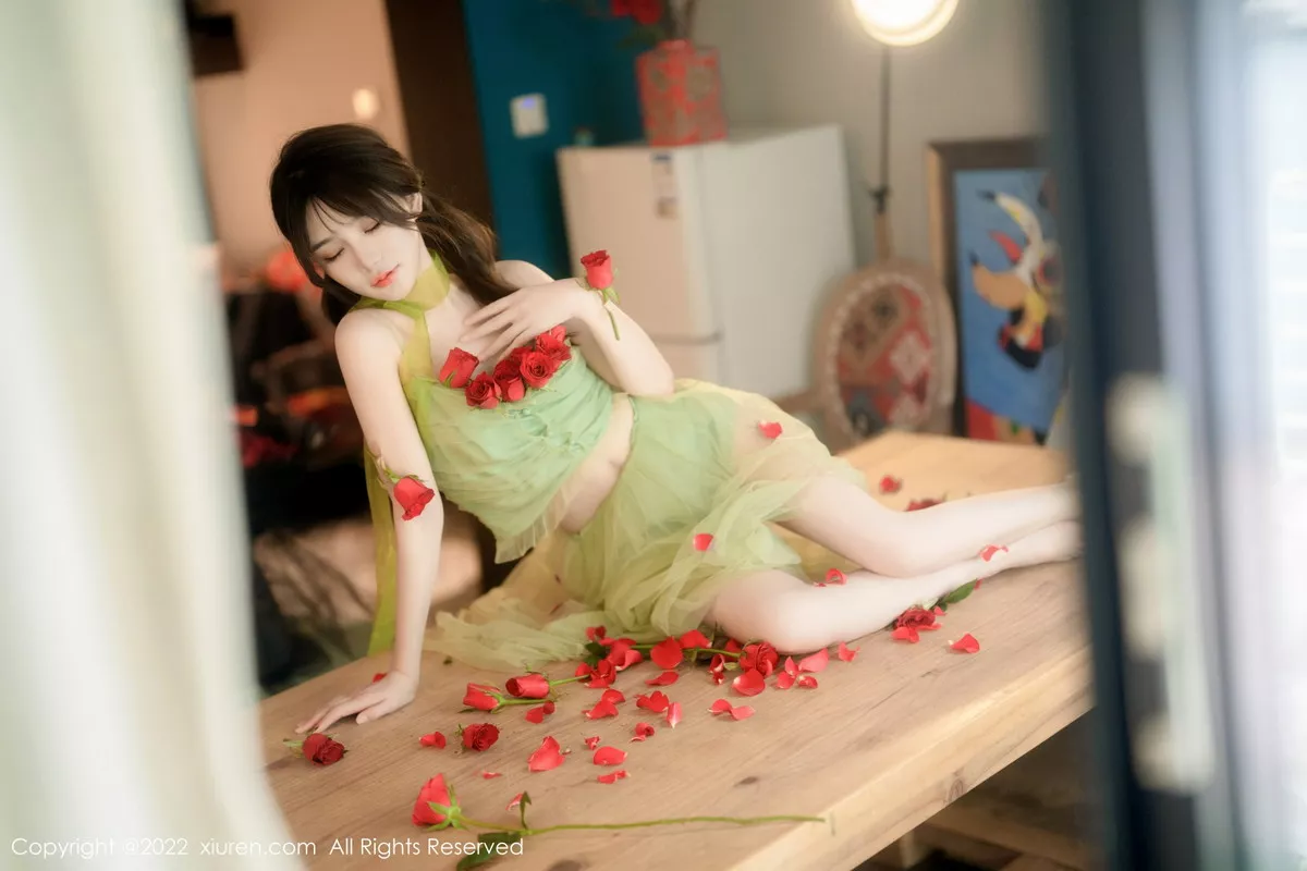 XiuRen第5875期_模特婠婠么私房性感淡绿色连衣裙秀曼妙身姿白嫩美腿诱惑写真85P