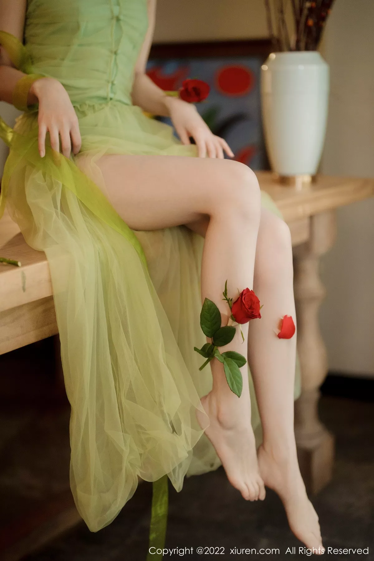 XiuRen第5875期_模特婠婠么私房性感淡绿色连衣裙秀曼妙身姿白嫩美腿诱惑写真85P