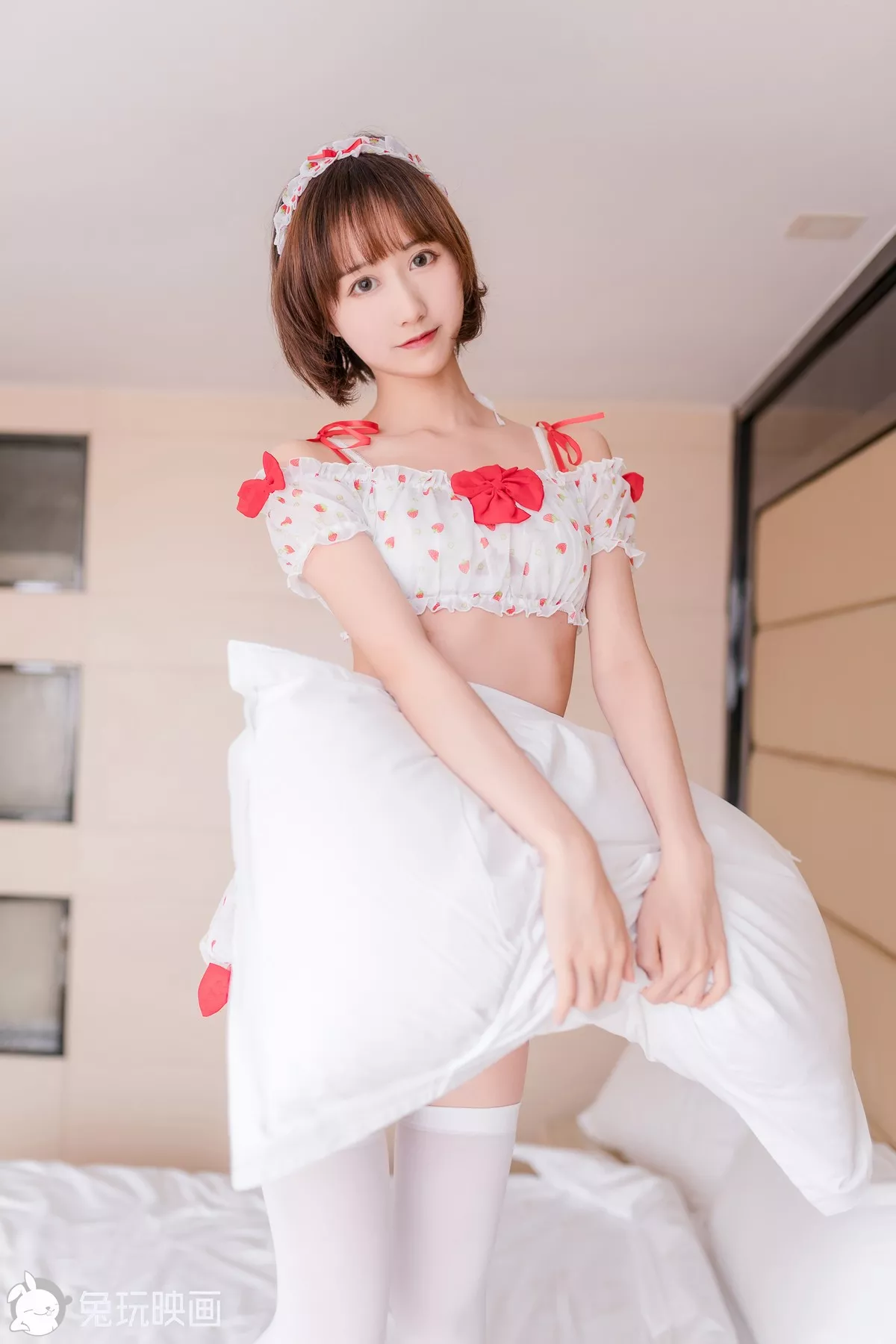 萌系小姐姐木绵绵OwO草莓甜心主题私房床上草莓睡衣配白丝袜靓丽迷人写真41P