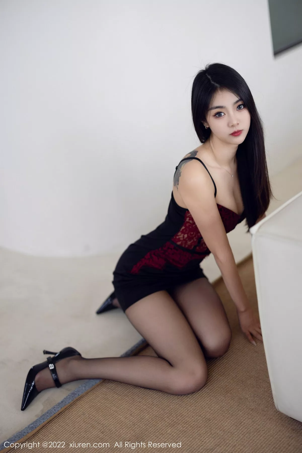 XiuRen第5769期_模特可乐Vicky性感暗红色吊带上衣配黑短裙露超薄黑丝诱惑写真63P